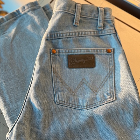 Wrangler Light Wash Denim Jeans - Gives the Best Booty !! - Picture 4 of 8